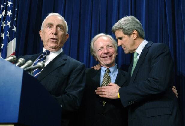 V.l.n.r.: Frank Lautenberg (USA Senator New Jersey), Joseph Lieberman (USA Demokraten Senator Connecticut) und John Kerry (USA Demokraten Senator Massachusetts) anlässlich einer Pressekonferenz zum Defense Appropriations Conference Report in Washington D.C. -  (wap20051221523)