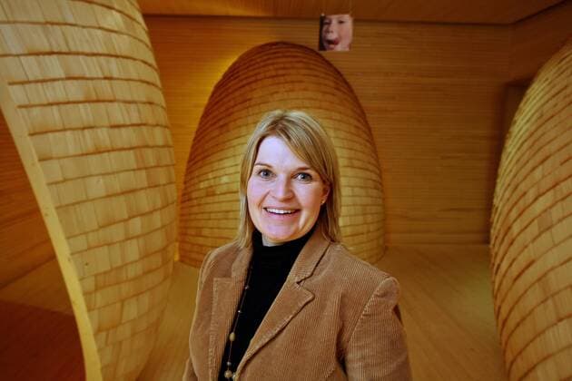 Dagmar Fritz-Kramer (GER Geschäftsführerin Bau-Fritz GmbH &Co. KG) in der Hausschneiderei für ökologische Fertighäuser der Bau-Fritz GmbH & Co. KG in Erkheim