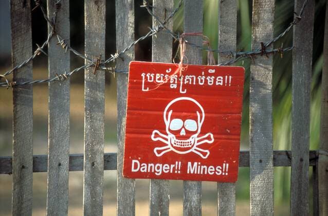 Danger Mines - Warnschild für Landminen an einem Zaun in Siem Reap