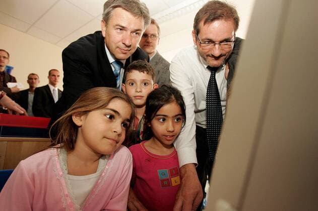 Matthias Platzeck (re., GER SPD Ministerpräsident Brandenburg) und Klaus Wowereit (2.v.li., GER SPD Regierender Bürgermeister Berlin) mit Schülern am Computer während ihres Besuches in der Hunsrück Grundschule in Berlin Kreuzberg
