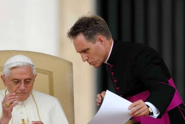 Papst Benedikt XVI. (li., GER) und Monsignore Georg Gänswein (GER persönlicher Sekretär des Papstes) im Vatikan in Rom  EN00108169012
