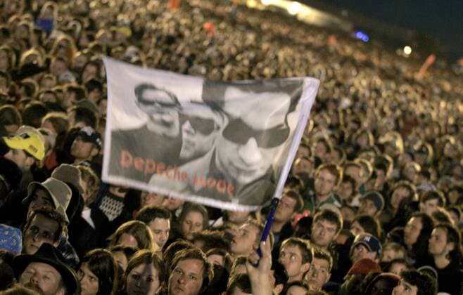 Festivalbesucher vor der Centerstage mit Depeche Mode Fahne während des - Rock am Ring - Festivals in Nürburg