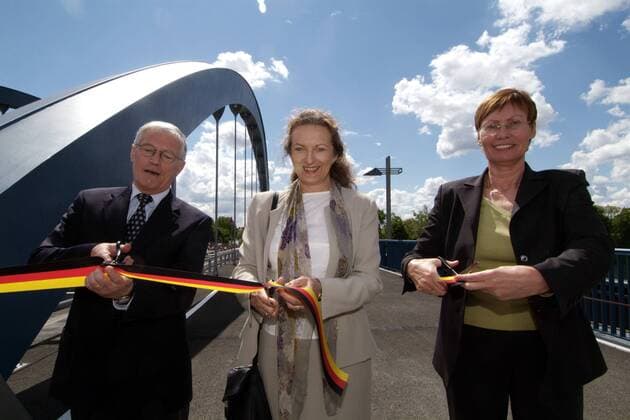 Achim Pohlmann (Leiter Wasser- und Schifffahrtsdirektion Ost), Monika Thiemen (Mitte, SPD Bezirksbürgermeisterin Charlottenburg-Wilmersdorf) und Ingeborg Junge-Reyer (alle GER SPD Senatorin für Stadtentwicklung) zerschneiden das Absperrband anlässlich der Einweihung der Mörschbrücke in Berlin