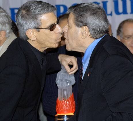 Schauspieler Jerry Lewis (re., USA) wird von Schauspieler Richard Belzer (USA Friars Club Roastmaster) anlässlich seiner Friars Club Ehrung in New York geküsst -  (nyp2006060903)