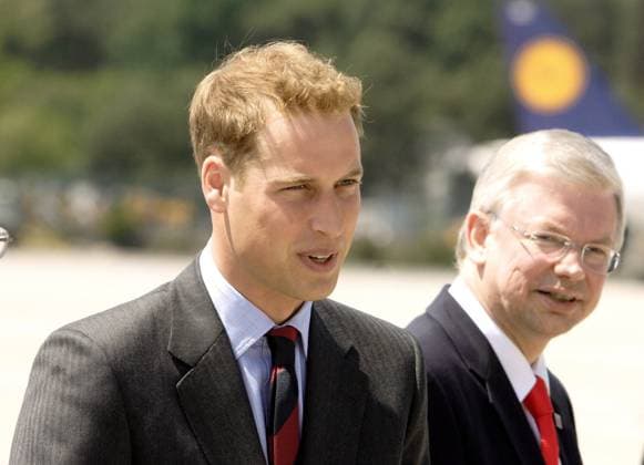Prinz William von Wales (li., GBR) und Ministerpräsident Roland Koch (re., GER CDU) auf dem Frankfurter Flughafen