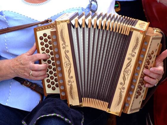 Frau spielt die Schwyzerörgeli 