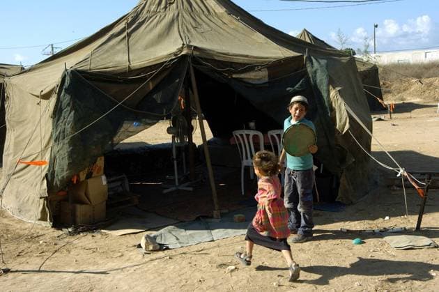 Israelische Kinder spielen vor einem Zelt in der Siedlung Kfar Darom im Gaza-Streifen -  (jer2005080804)