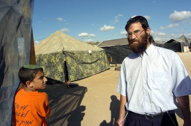 Israelische Siedler vor einem Zelt in Kfar Darom im Gaza-Streifen nach Bekanntgabe der Räumungsfrist -  (jer2005080805)