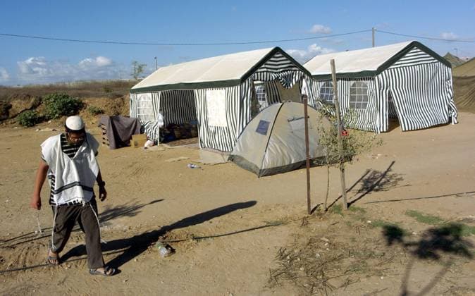 Israelischer Jugendlicher vor den Zelten in Kfar Darom im Gaza-Streifen nach Bekanntgabe der Räumungsfrist -  (jer2005080807)