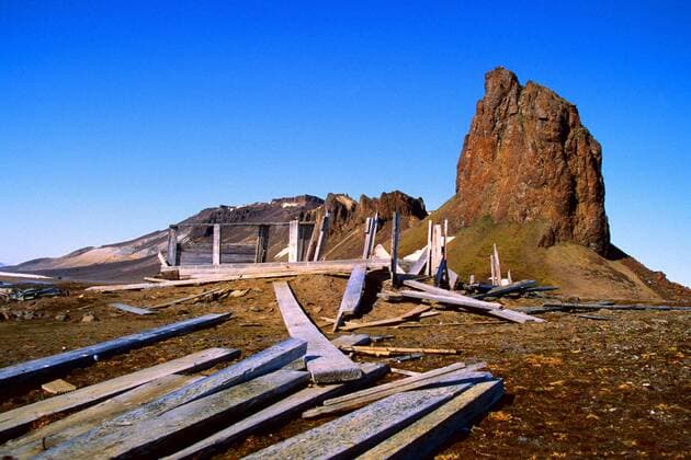 Überreste eines zerfallenen Basislagers auf der Hall Insel der Inselgruppe Franz-Josef Land - Arktis