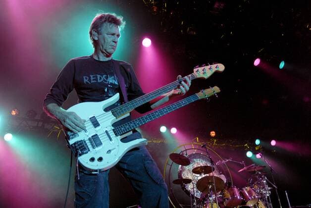 Bassist Rinus Gerritsen (NED Golden Earring) während eines Konzerts im Rahmen des Festivals - Tollwood - in München