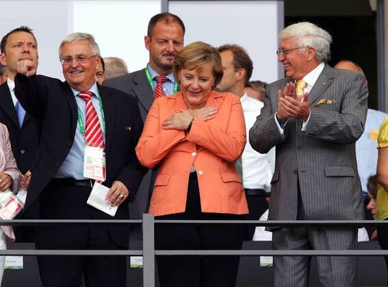 Bundeskanzlerin Angela Merkel (Mitte, GER CDU) mit Botschafter Horacio Sevilla Borja (re., ECU) und DFB Präsident Dr. Theo Zwanziger (li., GER) als Zuschauer während des Vorrundenspiels zwischen Deutschland und Ecuador im Rahmen der FIFA Fußball WM 2006 in Berlin