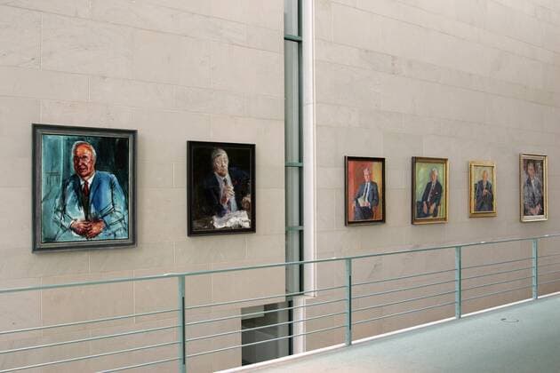 Galerie mit den Porträts der ehemaligen Bundeskanzler und Bundespräsidenten Deutschlands - V.l.n.r.: Helmut Kohl (GER CDU), Willy Brandt (GER SPD), Theodor Heuss (GER FDP), Ludwig Erhard (GER CDU), Konrad Adenauer (GER CDU) im Bundeskanzleramt in Berlin