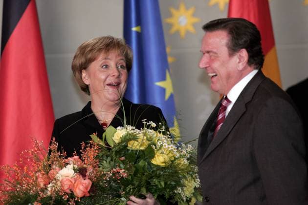 Bundeskanzlerin Angela Merkel (GER CDU) blickt überrascht zu Gerhard Schröder (GER SPD) anlässlich der Übergabe des Berliner Bundeskanzleramtes an sie