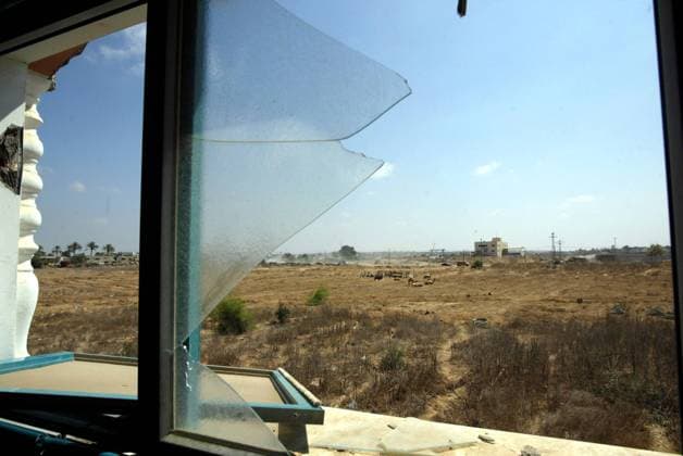 Zerbrochene Fensterscheibe gibt den Blick frei auf die geräumte jüdische Siedlung Kfar Darom - Gazastreifen  (gaz2005092016)