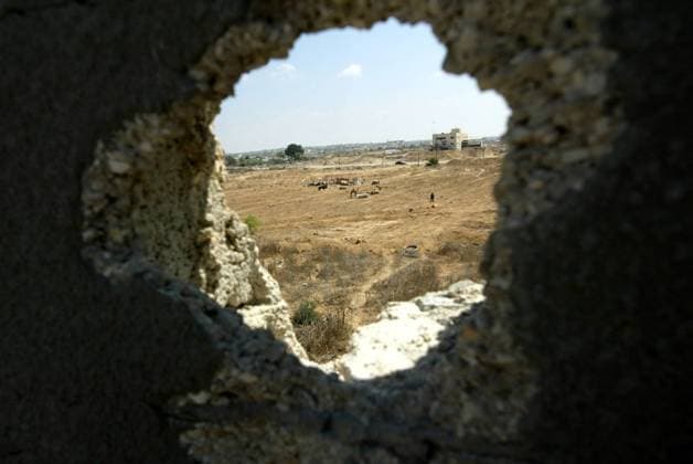 Einschussloch gibt den Blick frei auf die geräumte jüdische Siedlung Kfar Darom - Gazastreifen  (gaz2005092017)