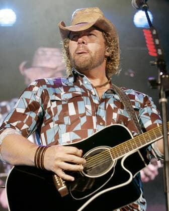 Sänger Toby Keith (USA) streckt die Zunge heraus während eines Konzerts im Sound Advice Amphitheatre in West Palm Beach - Florida -  (wpb2005080502)