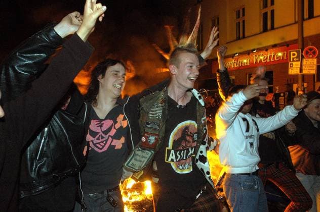 Jubelnde Jugendliche vor brennendem Müll - während der 1. Mai-Demonstrationen in Berlin-Kreuzberg