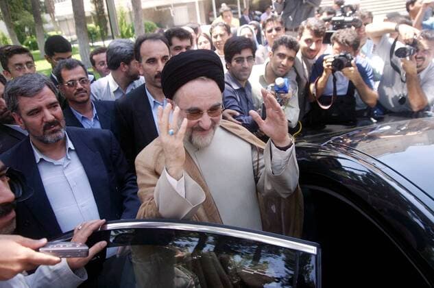 Staatspräsident Mohammad Khatami (IRI) steigt in ein Auto in Teheran -  irn2005072710