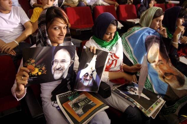 Iranerinnen mit Fotos von Mohammad Khatami (IRI Scheidender Präsident) anlässlich einer Zeremonie zu seinen Ehren in Teheran  irn2005073103