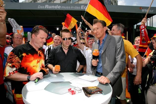 V.l.n.r.: Sänger Henri Schmidt, Sebastian Krumbiegel (beide GER Die Prinzen) mit Fernsehmoderator Norbert Lehmann (GER) anlässlich des ZDF Mittagsmagazins auf WM-Tour in Leipzig