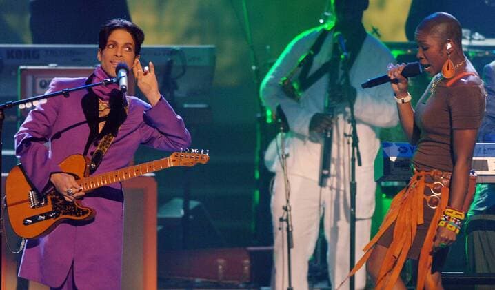 Prince (USA) und Sängerin India Arie (USA) bei einem Konzert anlässlich der - Bet Awards 2006 - in Los Angeles -  (lap2006062741)