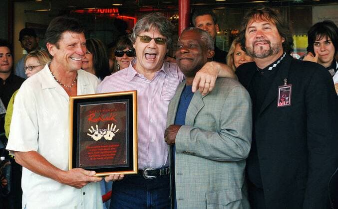 Steve Miller Band v.l.n.r.: Bassist Billy Peterson, Sänger Steve Miller, Bassist Gerald Johnson und Gitarrist Kenny Lee Lewis (alle USA) anlässlich der Ehrung von Steve Miller auf dem Rockwalk in Hollywood -  (lap2005071115)