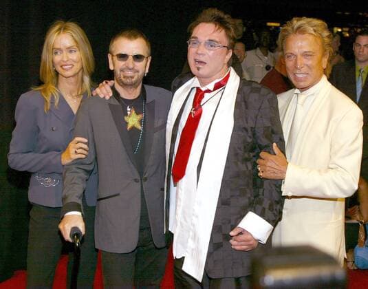 V.l.n.r.: Schauspielerin Barbara Bach (USA), Schlagzeuger Ringo Starr (GBR), Magier Siegfried (GER Siegfried & Roy) und Roy (GER Siegfried & Roy) anlässlich der Premiere des Beatles-Musicals - Love - in Las Vegas  (lvp2006070206)