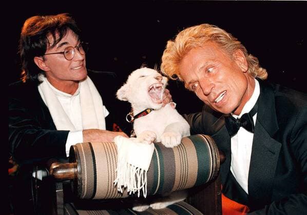 Magier Siegfried (re.) und Roy (beide GER) mit einem weißen Löwen anlässlich einer Wohltätigkeitsveranstaltung in Rosenheim