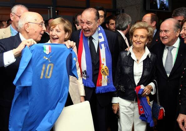 V.l.n.r.: Staatspräsident Giorgio Napolitano (ITA), Bundeskanzlerin Angela Merkel (GER CDU), Präsident Jacques Chirac mit Ehefrau Bernadette (beide FRA) sowie Joseph S. Blatter (re., SUI FIFA Präsident) ganz ausgelassen am Rande des Finales zwischen Italien und Frankreich anlässlich der FIFA Fußball WM 2006 in Berlin - 