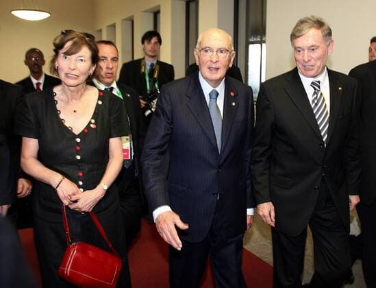 Staatspräsident Giorgio Napolitano (Mitte, ITA) und Bundespräsident Horst Köhler (GER CDU) mit Ehefrau Eva Luise (GER) auf dem Weg zum Finale zwischen Italien und Frankreich anlässlich der FIFA Fußball WM 2006 in Berlin - 