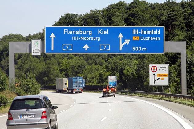 Richtungsschilder über der Autobahn A7 in Hamburg