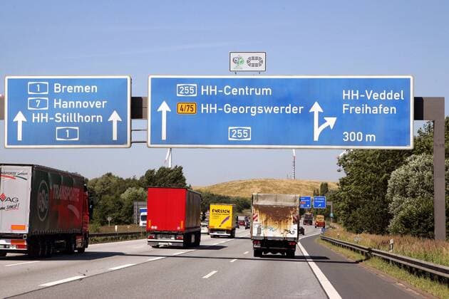 Richtungsschilder über der Autobahn A1 in Hamburg
