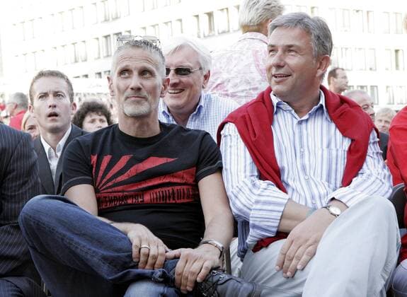 Klaus Wowereit (re., GER SPD Regierender Bürgermeister Berlin) mit Lebensgefährte Jörn Kubicki (GER) anlässlich des - Classic Open Air Festivals 2006 - auf dem Gendarmenmarkt in Berlin