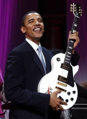Senator Barack Obama (USA Illinois) mit einer Gitarre anlässlich der - Rock the Vote Awards - in Washington -  (wapg2005060812)