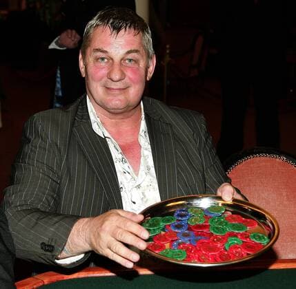 Schauspieler Heinz Hoenig (GER) präsentiert seinen Gewinn beim Roulettespiel anlässlich der Pre-Winners-Night zugunsten der Initiative - Heinz der Stier - in der Spielbank Hamburg