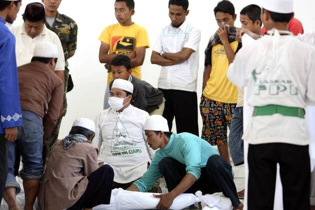 Rettungskräfte bereiten anonyme Todesopfer des Tsunami in Pangandaran auf Java für die Beerdigung vor - Indonesien 