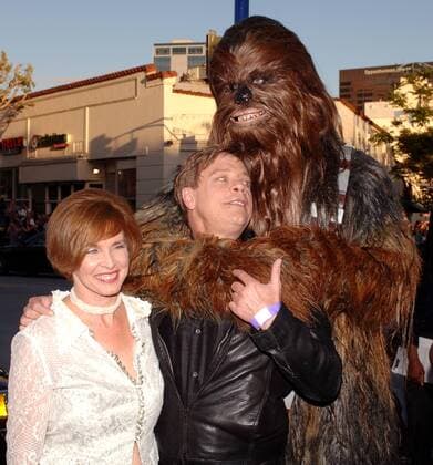 Schauspieler Mark Hamill mit Ehefrau Marilou York (beide USA) und Chewbacca anlässlich der Filmpremiere von - Star Wars Episode 3: Die Rache der Sith - in Los Angeles -  (lap20050512207)