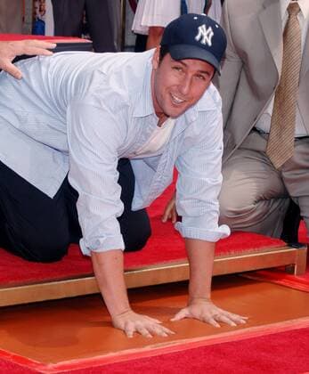 Schauspieler Adam Sandler (USA) hinterläßt seine Handabdrücke anlässlich der Hand- und Footprint Ceremony vor Graumans Chinese Theatre in Los Angeles -  (lap20050517200)