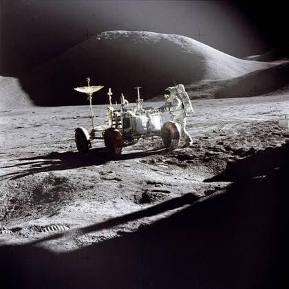 Astronaut James Benson Irwin (USA) am Mondfahrzeug während der Apollo-15-Mission auf dem Mond -  (WAX20060726402)
