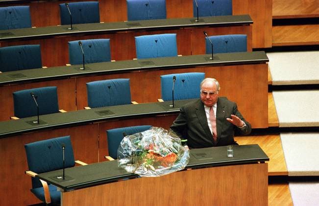 Helmut Kohl (GER CDU) nimmt nach seiner Wahl und Vereidigung zum Bundeskanzler auf der Regierungsbank in Bonn Platz