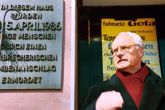 Rechtsanwalt Hans-Joachim Ehrig (GER Vertreter der Interessensgemeinschaft der Opfer des Bombenanschlags auf die Berliner Discothek - La Belle -) anlässlich des 16. Jahrestags des Anschlags vor einer Gedenktafel in Berlin