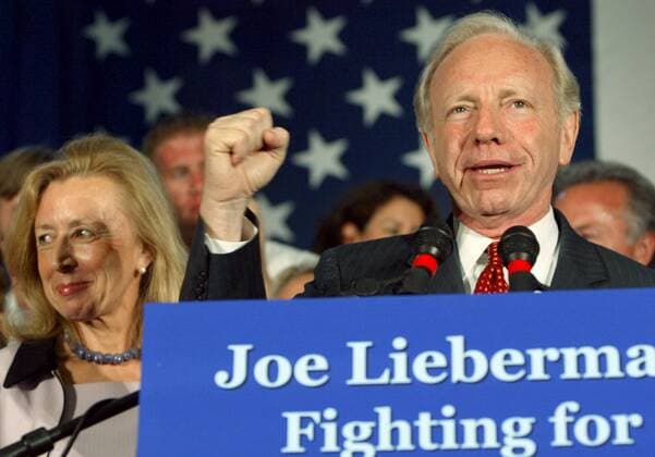 Joseph Lieberman (USA Demokraten Senator Connecticut) kämpferisch mit Ehefrau Hadassah (li.) in Hartford  (con2006080829)