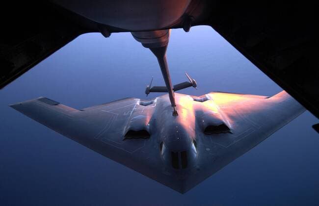 US Air Force B-2 Spirit Stealth Bomber während der Luft-Betankung über Australien -  (wax20060810307)
