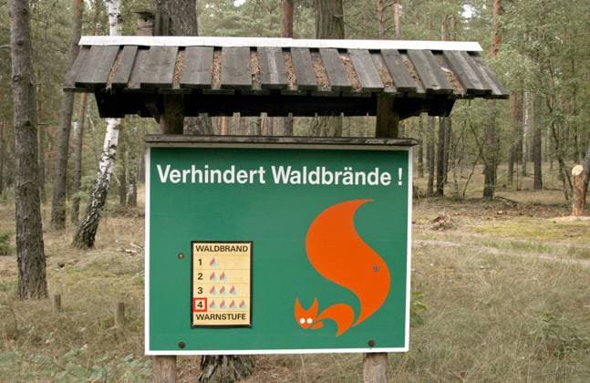 Warnschild - Verhindert Waldbrände - zeigt Warnstufe 4