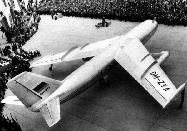 Passagierstrahlflugzeug BB 152 anlässlich des Erstfluges auf dem Flughafen in Dresden