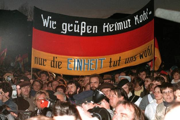 Dresdner mit Deutschlandfahne während der Rede von Bundeskanzler Helmut Kohl auf dem Altmarkt