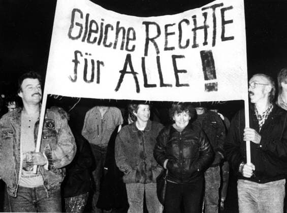 Montagsdemos in Dresden - Demonstranten mit Transparent auf dem Altmarkt