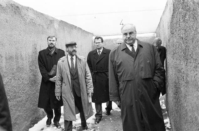 Bundeskanzler Helmut Kohl (von re., GER CDU) während seines Besuches der Justizvollzugsanstalt Bautzen I