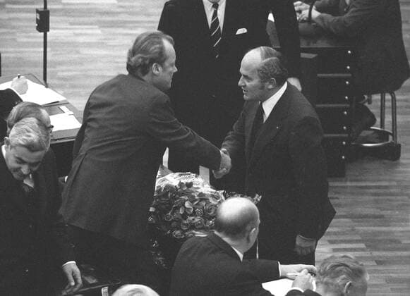 Rainer Barzel (re., GER CDU Bundesvorsitzender) gratuliert Bundeskanzler Willy Brandt (GER SPD) zu dessen Wiederwahl in Bonn